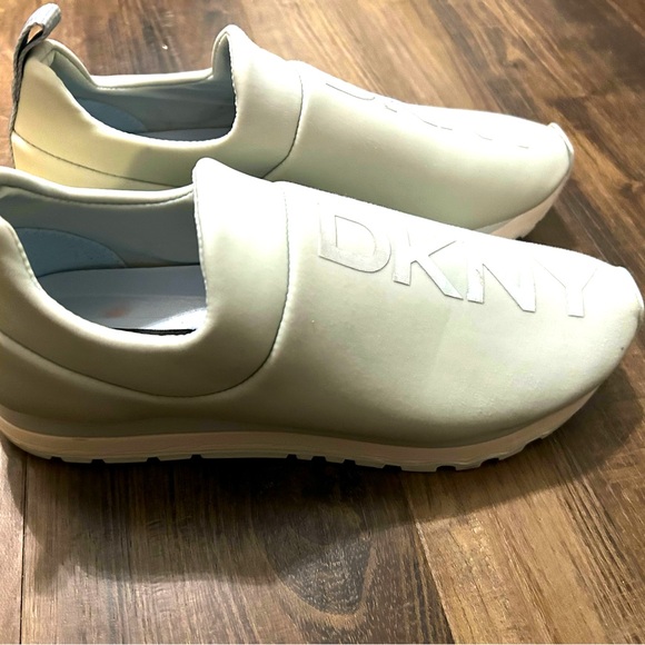 🔥DKNY 🔥Creamy White Slip-On Sneakers with Chunky Sole Womens 9.5 - Picture 2 of 6